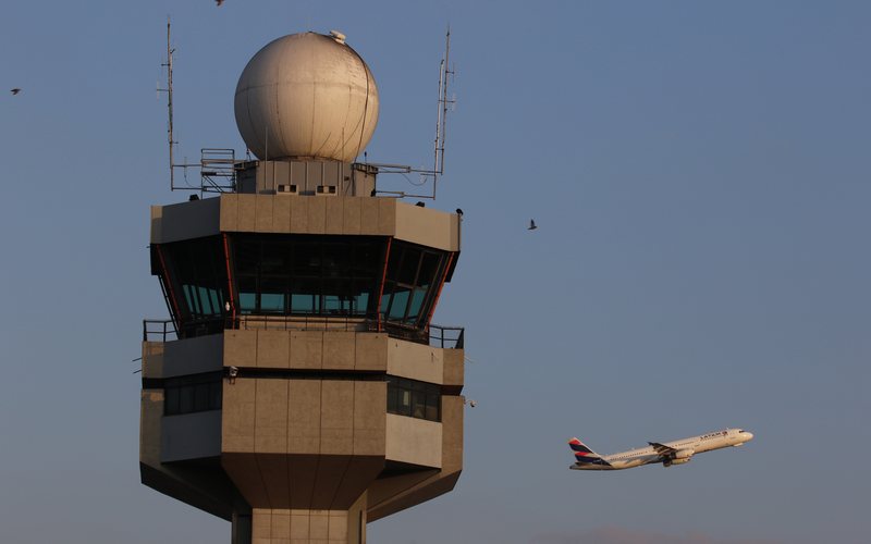 Torre do aeroporto de Guarulhos, em São Paulo, o mais movimentado do país - Luis Neves