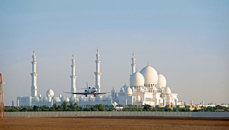 Aeroporto executivo de Al Bateen está localizado na região central de Abu Dhabi, nos Emirados Árabes - Al Bateen Airport