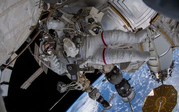 Astronautas e cosmonautas realizam muitas experiências cientificas a bordo da ISS - Nasa