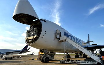 A aeronave da Atlas Air trouxe três paletes de mais de cinco toneladas. - Divulgação