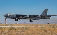 Bombardeiro B-52H pode transportar armas basicamente todo o arsenal de mísseis e bombas dos EUA - USAF