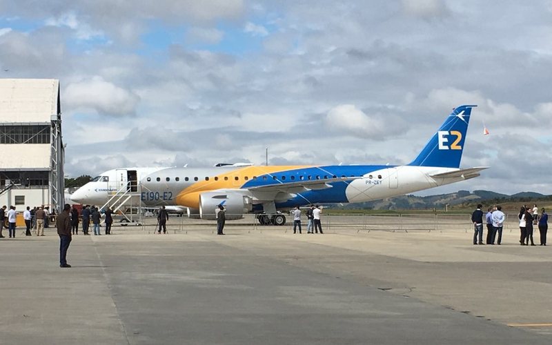 Novo avião comercial da Embraer decola pela primeira vez