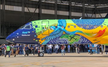 Imagem Azul homenageia o Brasil com avião mais colorido do país