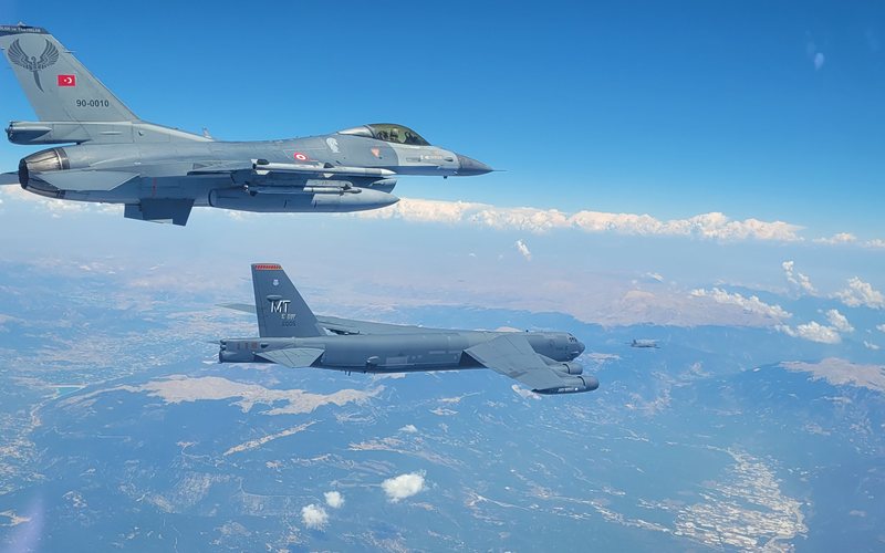 Treino possibilita o intercâmbio entre diferentes pilotos de várias forças aéreas - OTAN