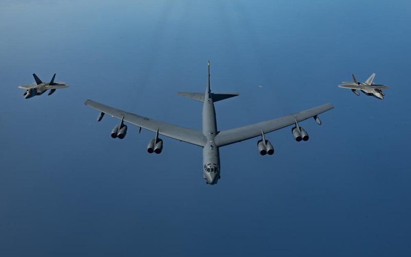 Caças F-22 Raptor foram deslocados para o continente europeu e apoiaram missão de treinamento dos B-52 - Usaf