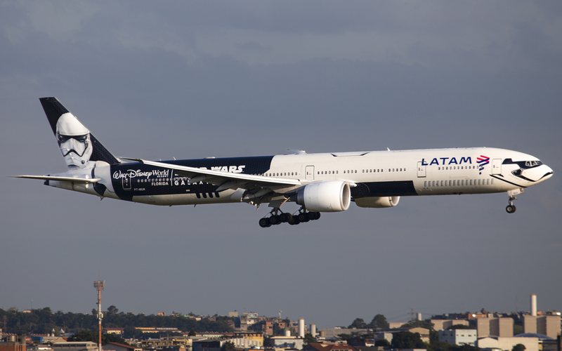Voo de estreia para LAX foi operado com o Boeing 777-300ER, matrícula PT-MUA - Guilherme Amancio