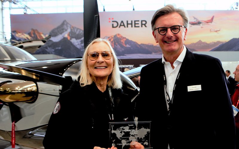 A piloto Margrit Waltz e o CEO da Divisão de Aeronaves da Daher, Nicolas Chabbert, - Daher