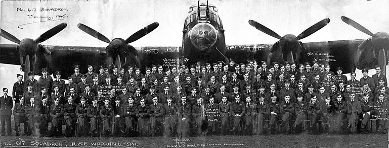 Membros do 617 Squadron, designado Esquadrão X,  diante do inseparável  Avro Lancaster