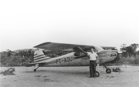 Comandante Assumpção ao lado de um dos primeiros aviões da Líder.