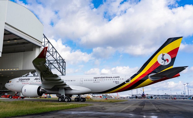 Airbus A330-800 da Uganda Airlines deixa hangar de pintura na França