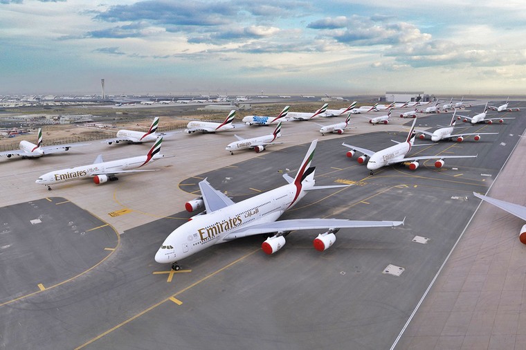 Frota da Emirates Airline parada em Dubai, destaque para os Airbus A380