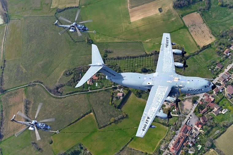 Teste de certificação de reabastecimento em voo do A400M com os H225M