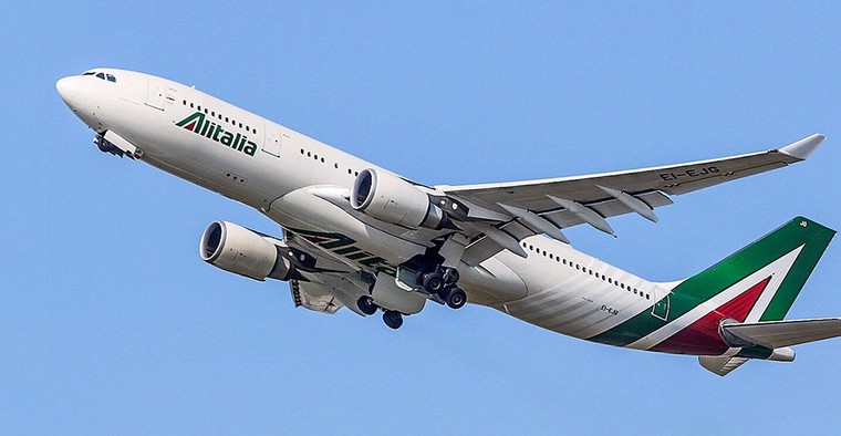 Airbus A330 da Alitalia decolando