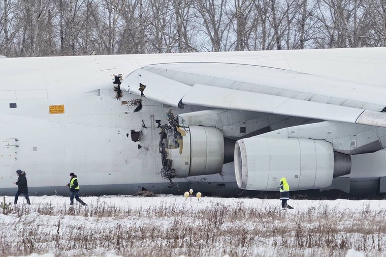 Detalhe dos danos estruturais no An-124 após falha em um dos motores