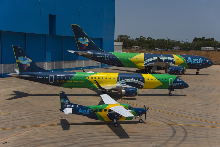 Frota de aviões com pintura da bandeira brasileira da Azul