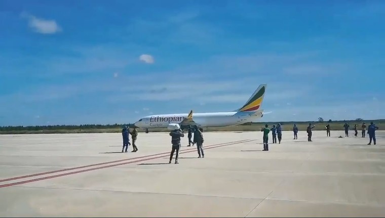 Boeing 737-800F da Ethiopian Cargo em aeroporto errado