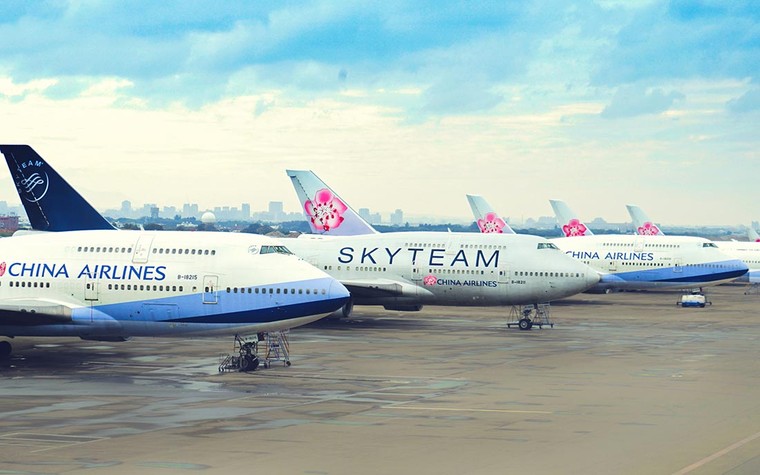Boeing 747 da China Airlines estacionados no aeroporto de Taipei, em Taiwan