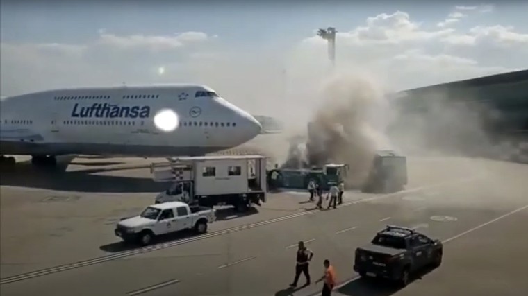 Veículo de roboque pega fogo em frente ao 747 da Lufthansa