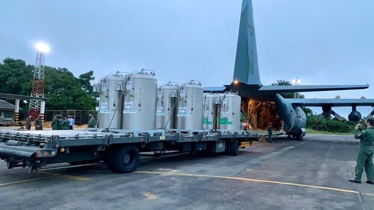 C-130 da FAB transportando oxigênio para Manaus