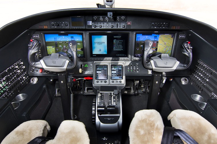 Cockpit do Citation CJ3+ com a suíte de aviônicos Garmin 3000
