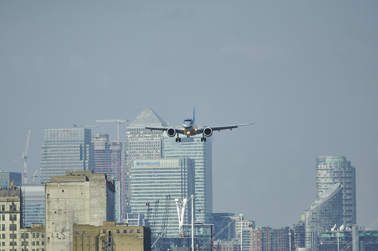 Embraer E190-E2 durante aproximação para o aeroporto London City