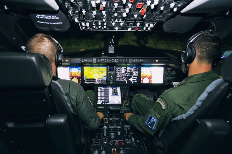 Cockpit do KC-390 da FAB