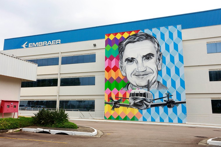 Mural da Embraer em homenagem ao Ozires Silva