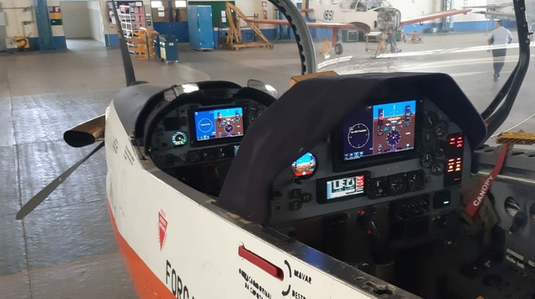 Novo cockpit digital do Embraer Tucano T-27 da FAB