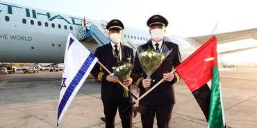 Pilotos da Etihad Airways com as bandeiras de Israel e Emirados Árabes