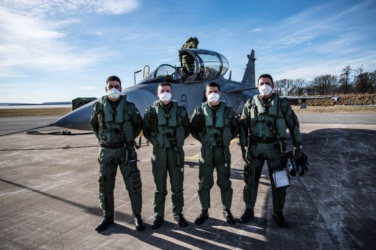 Primeiros quatro pilotos da FAB em treinamento no Gripen