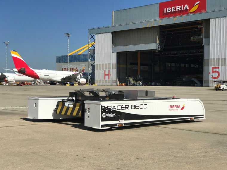 Airbus A320 da Iberia é rebocado por trator elétrico