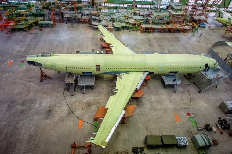 Il-96-400M em linha de produção