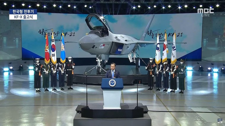 Moon Jae-in em frente ao caça KF-21