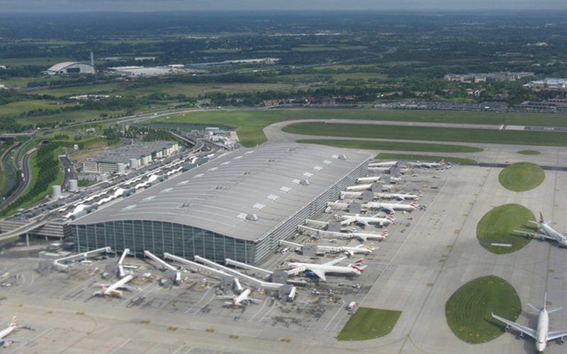 O aeroporto de Heathrow, o principal do Reino Unido, é um dos mais afetados pela escassez de pessoal - Divulgação