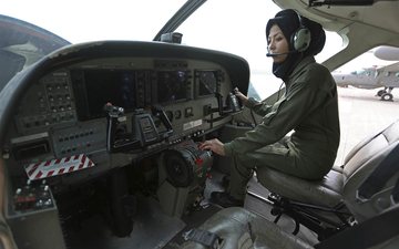 Imagem Ex-refugiada, afegã vira piloto militar do país