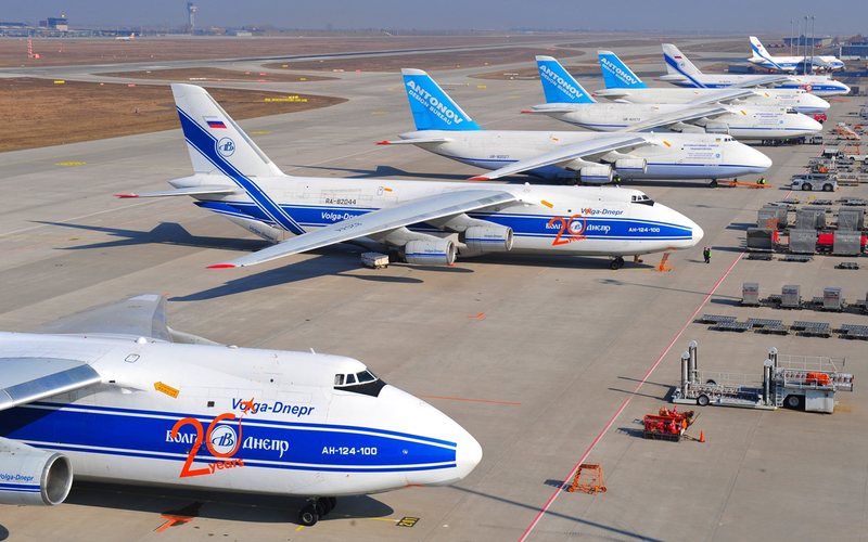 Antonov An-124 Ruslan tiene una envergadura de 73 metros y una longitud de 69 metros - Publicación