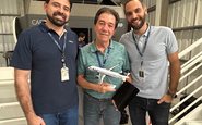 Azul homenageia piloto que comandou os primeiros voos da companhia