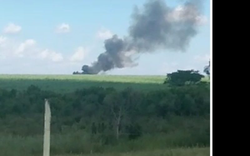 Super Tucano da Esquadrilha da Fumaça caiu dentro da área da Academia da Força Aérea - Reprodução Mídias Sociais
