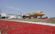 Airbus A350 faz roll out com pintura definitiva inspirada em remessas de carga aérea - Airbus