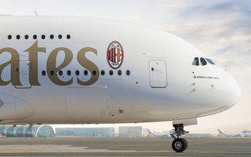 Ação da aérea celebra os 125 anos de história do AC Milan, repercutindo a importância do clube no futebol mundial - Divulgação