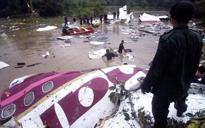 A310 caiu em uma região pantanosa e em seguida explodiu - Reprodução/Redes Sociais