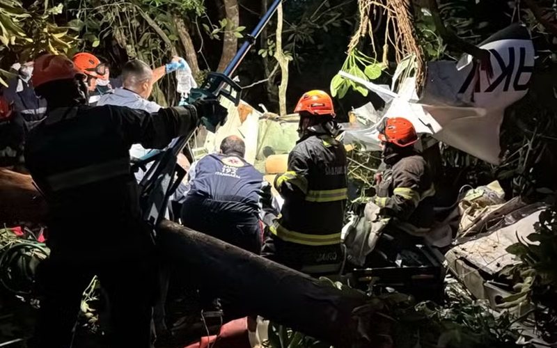 Duas pessoas estavam a bordo. Uma delas foi resgatada com vida - Defesa Civil de São Paulo