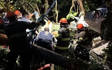 Duas pessoas estavam a bordo. Uma delas foi resgatada com vida - Defesa Civil de São Paulo