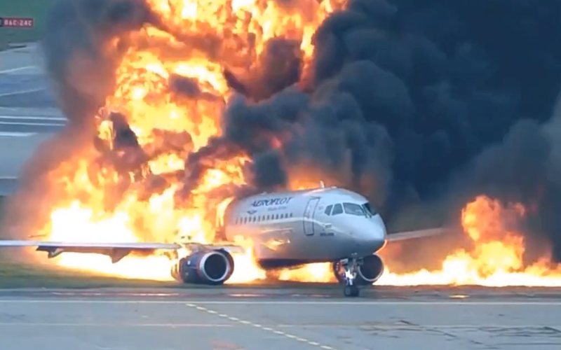 A aeronave havia sido atingida por um raio após decolar de um aeroporto de Moscou - Reprodução/Redes Sociais