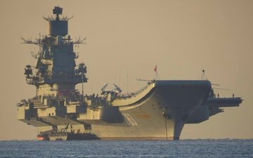Rússia construiu e colcoou em serviço o Almirante Kuznetsov ainda nos tempos da Guerra Fria - Divulgação