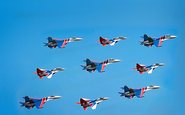 Russian Knights e seus Su-30 e os Swifts com os MiG-29 em voos conjunto durante o MAKS 2015 - Edmundo Ubiratan