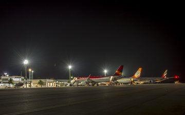 Entre as várias reformas, aeroporto pernambucano recebeu novos sistemas de iluminação noturna e auxílio luminoso para pouso - Divulgação