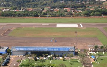 O aeroporto recebe voos diários da Azul Linhas Aéreas e fica a poucos metros da fronteira com o país vizinho - Infraero/Divulgação