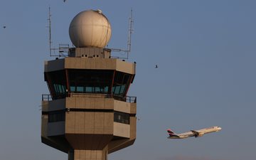 Torre do aeroporto de Guarulhos, o mais movimentado do país - Luis Neves