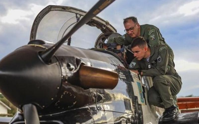 A aeronave foi pilotada pelo Cadete Aviador Hilton Maia Lourenço e a instrução foi conduzida pelo Tenente-Brigadeiro do Ar Ricardo Reis Tavares, Comandante-Geral do Pessoal da Aeronáutica - AFA/Cabo Mariscal